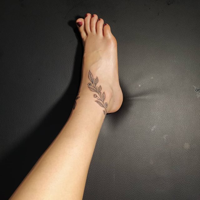 tattoo feminin pour cheville 23