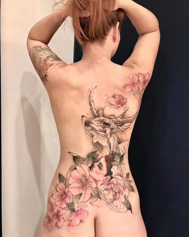 tattoo feminin pour dos 55