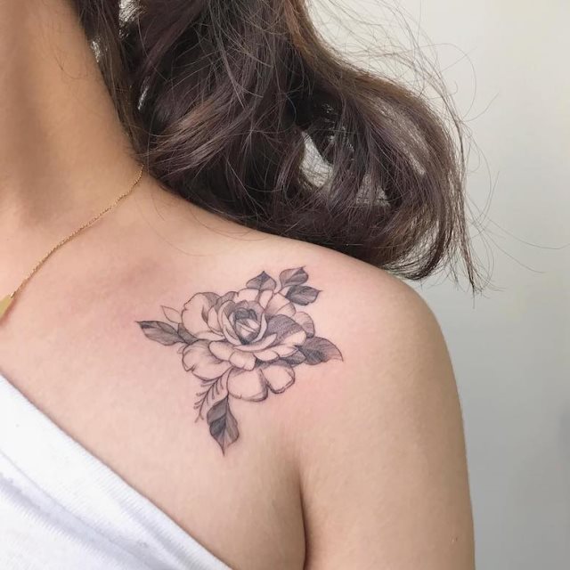 tattoo feminin pour epaule 15