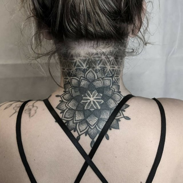 tattoo feminin pour nuque 11