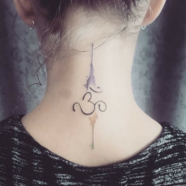 tattoo feminin pour nuque 15