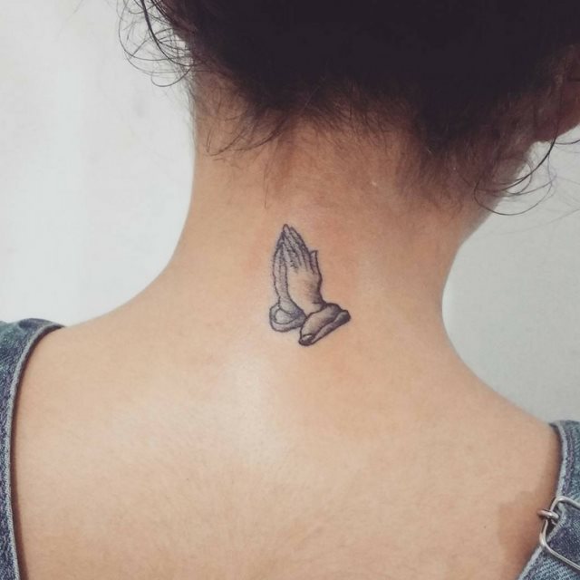 tattoo feminin pour nuque 28