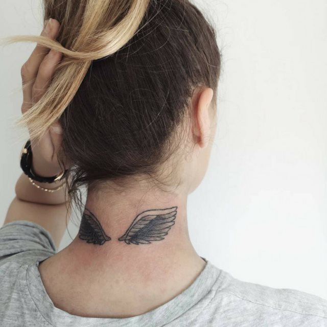 tattoo feminin pour nuque 31