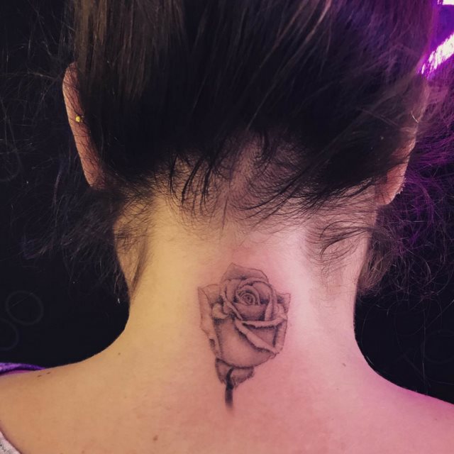 tattoo feminin pour nuque 41