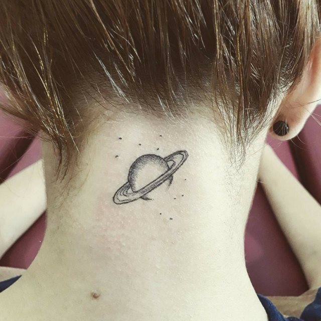 tattoo feminin pour nuque 45