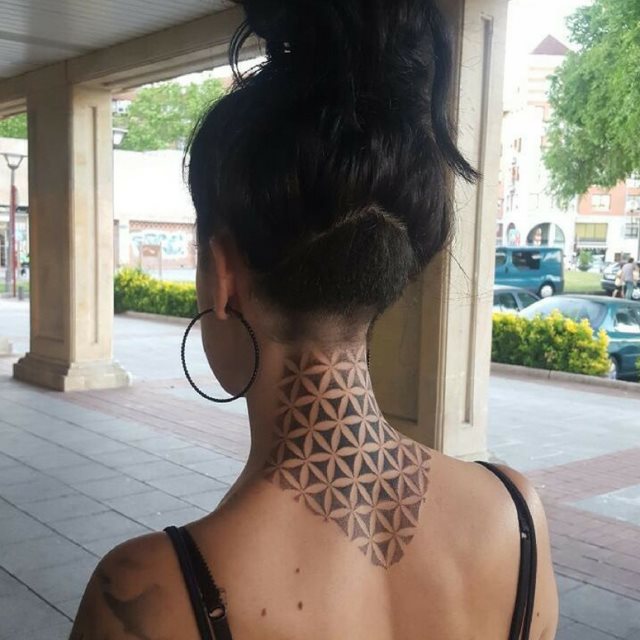tattoo feminin pour nuque 52