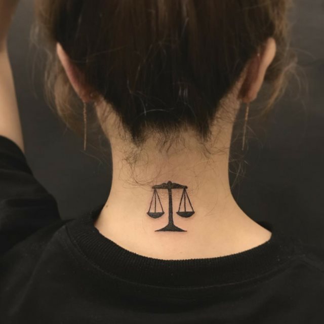 tattoo feminin pour nuque 56