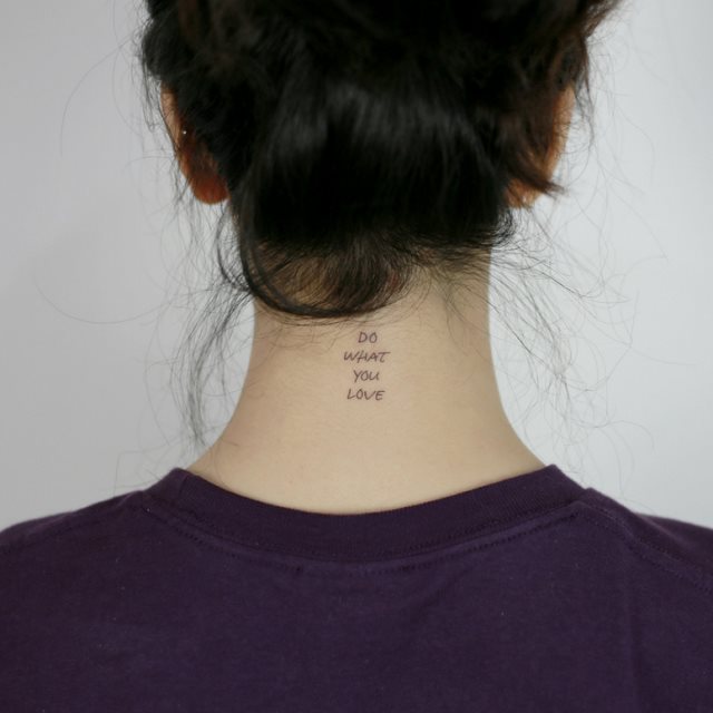 tattoo feminin pour nuque 60