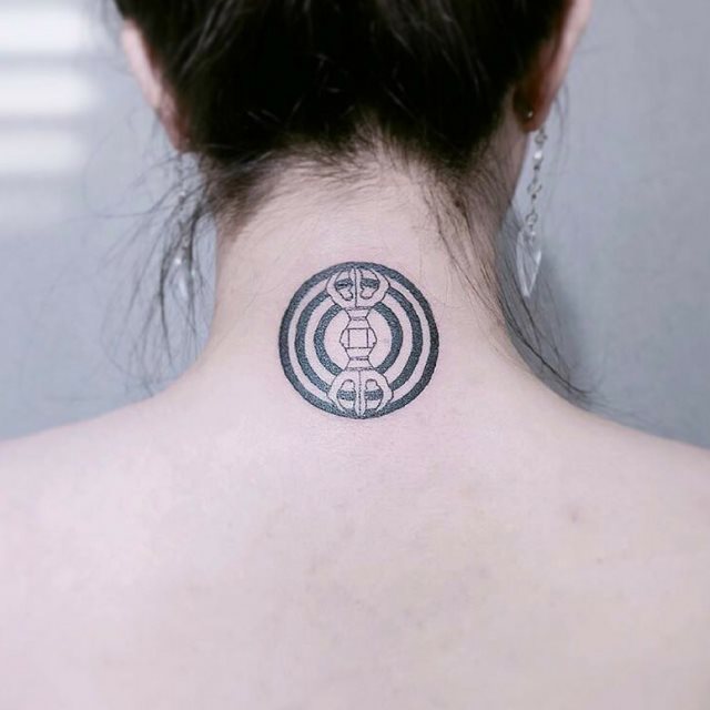 tattoo feminin pour nuque 66