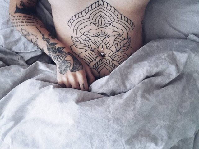 tattoo feminin pour ventre 70