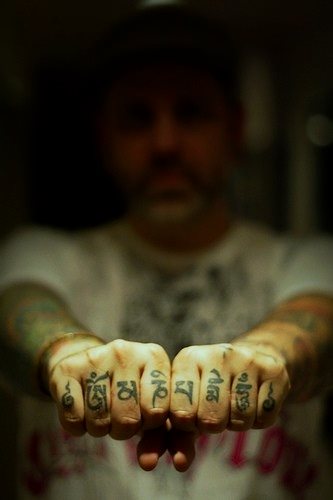 tatouage doigt jointure 546