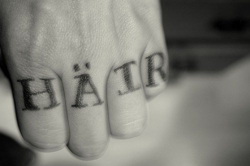 tatouage doigt jointure 555