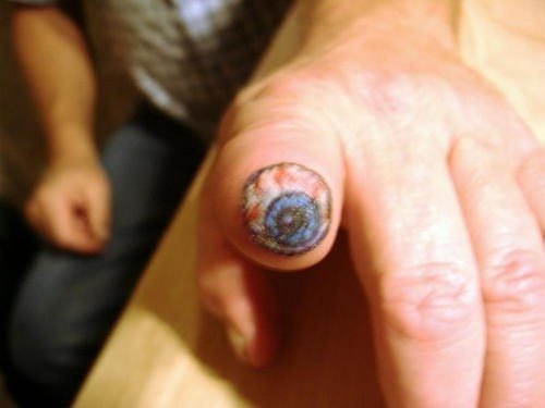 tatouage doigt jointure 557