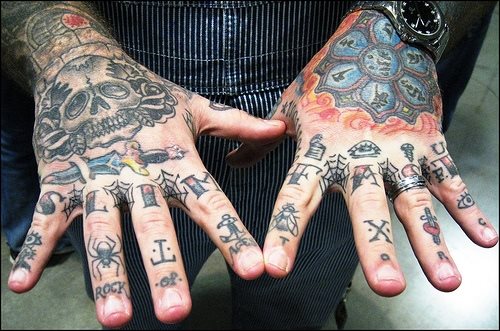tatouage doigt jointure 561