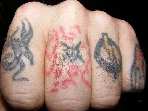 tatouage doigt jointure 562