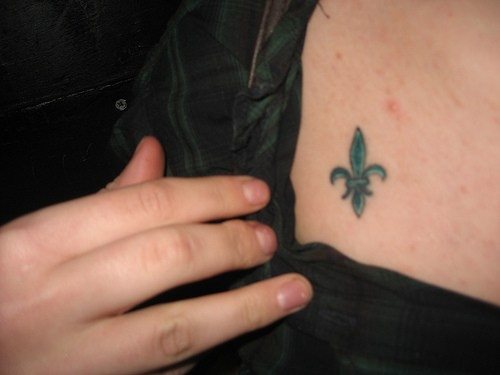 tatouage fleur lys 1004