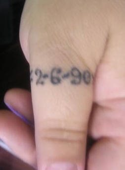 tatouage main 1043