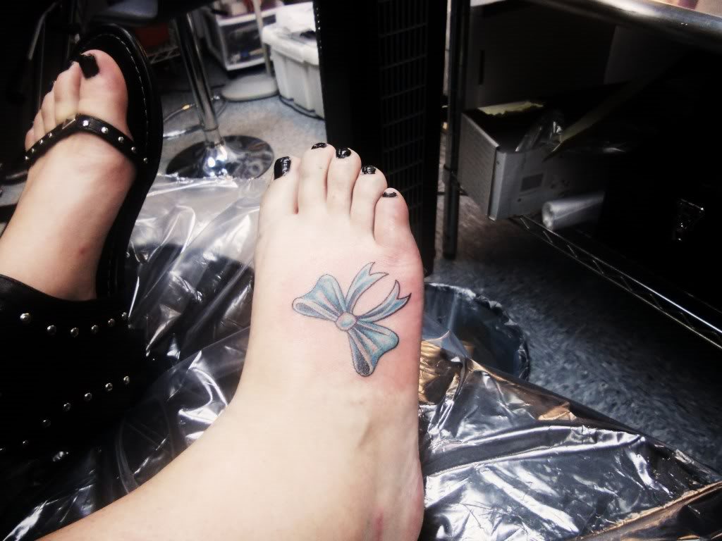 tatouage coup de pied 25