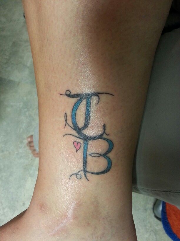 tatouage initiale 08