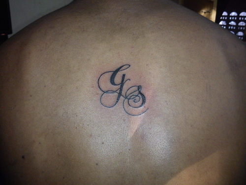 tatouage initiale 18