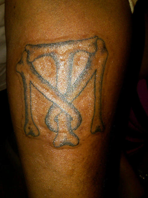 tatouage initiale 25