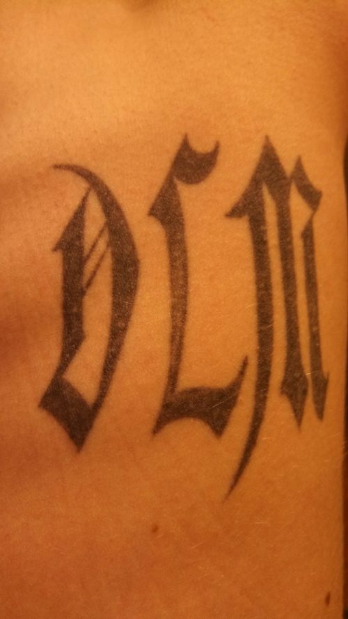 tatouage initiale 30