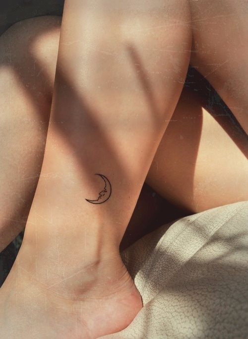 tatouage lune 46
