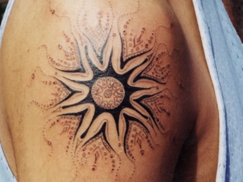 tatouage soleil 18
