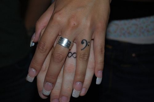10 tatouage anneau couple