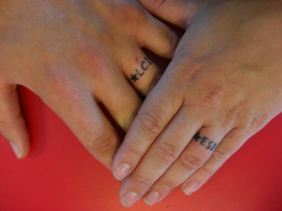 16 tatouage anneau couple