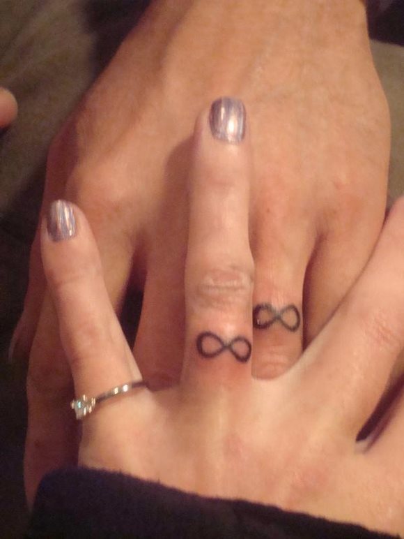 29 tatouage anneau couple