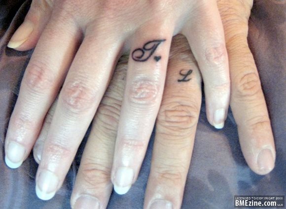 32 tatouage anneau couple