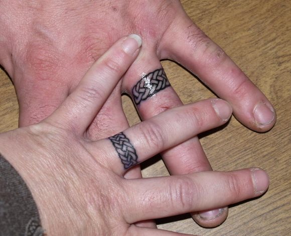 43 tatouage anneau couple