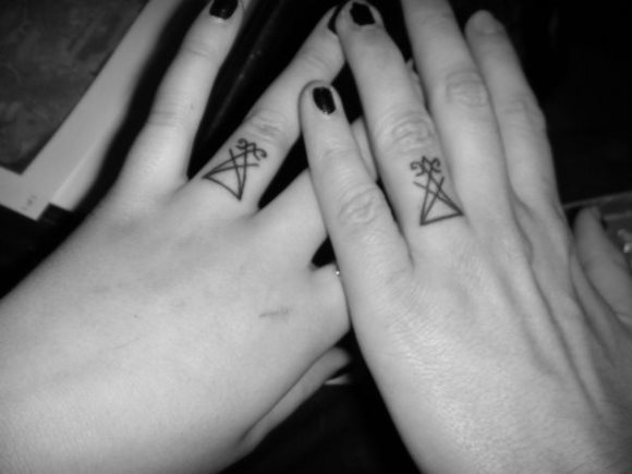 45 tatouage anneau couple