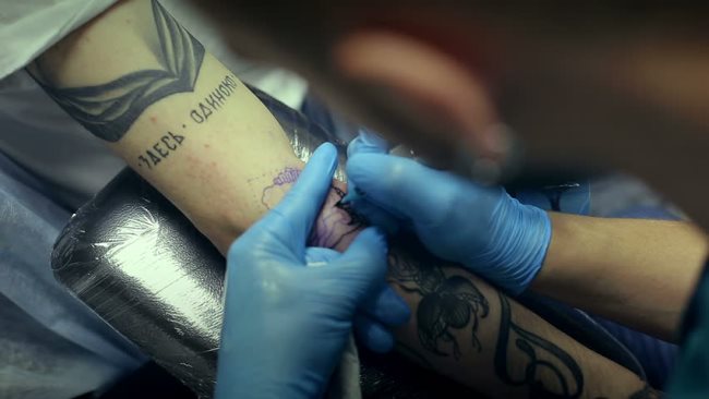 Combien les tatouages de demi-manchette ou de bras complet coûtent-ils ? 