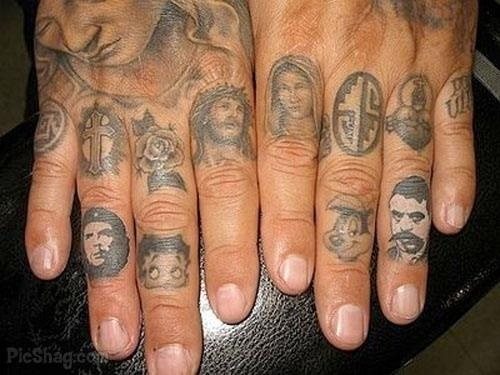 24 tatouage doigt photo