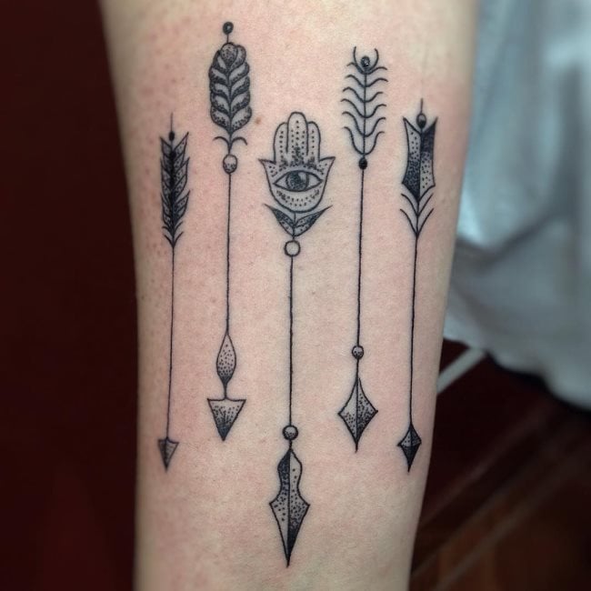 Que symbolise une flèche sur un tatouage?