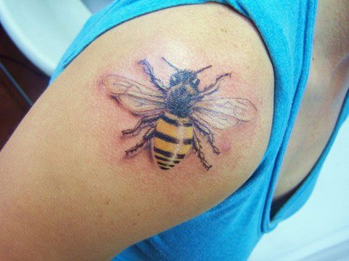 Que symbolise une abeille sur un tatouage?