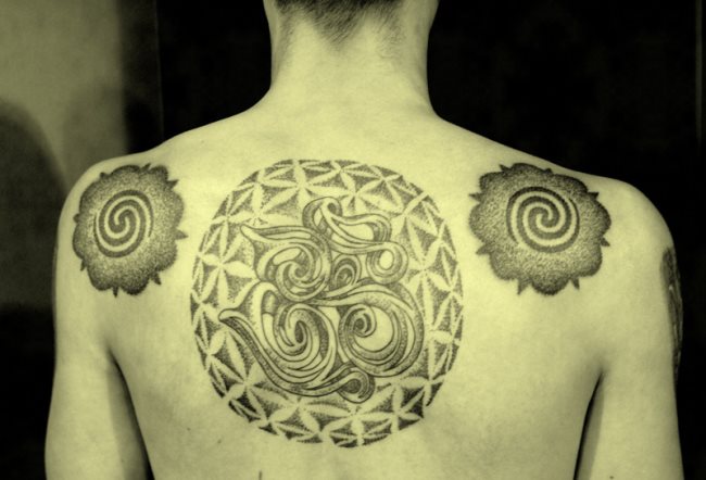 Que symbolise un tatouage tribal de Bornéo?