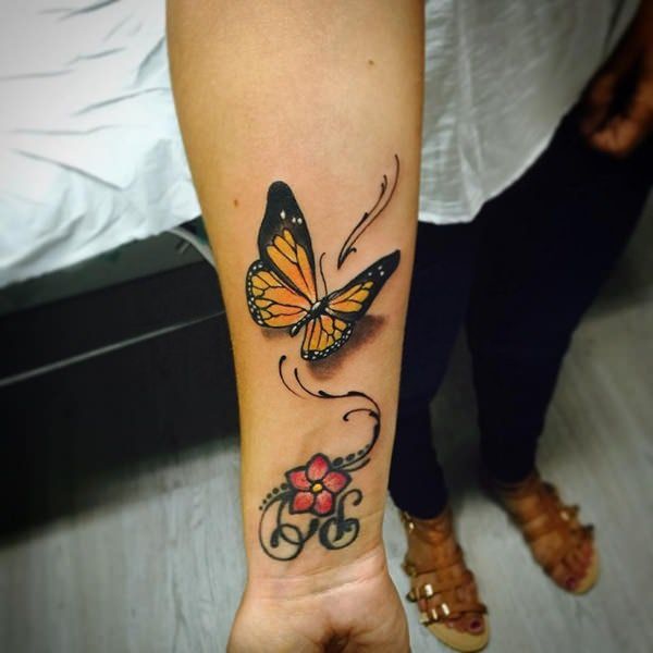 Que symbolise un papillon sur un tatouage?