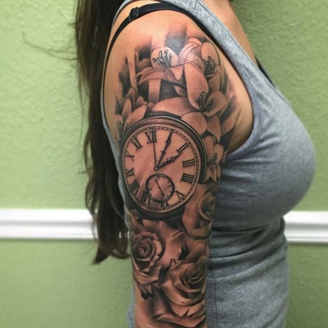 Que symbolise une montre sur un tatouage?