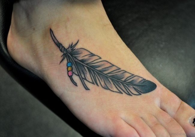 Que symbolise une plume sur un tatouage?