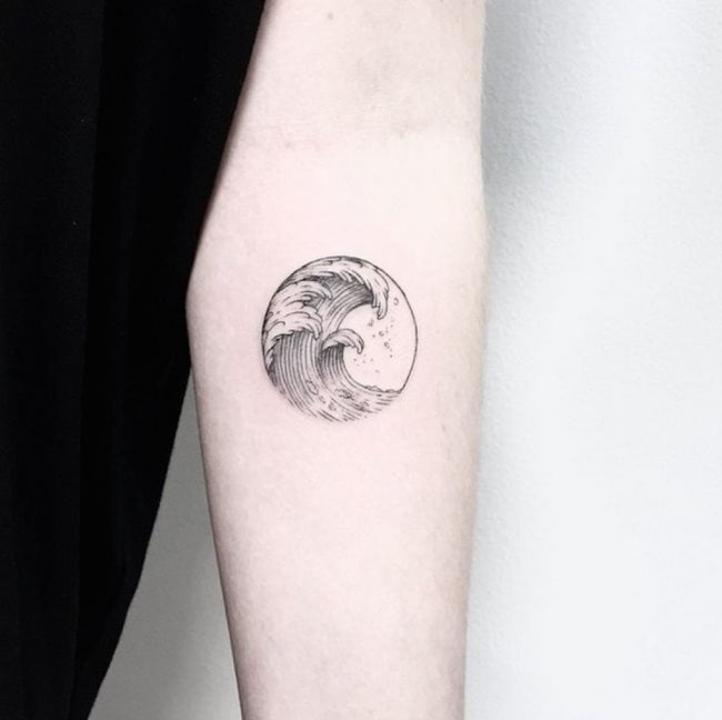 Que symbolise un tatouage minimaliste?