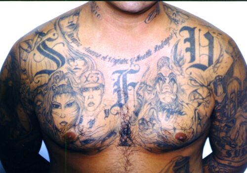 Que symbolise un tatouage de prison?