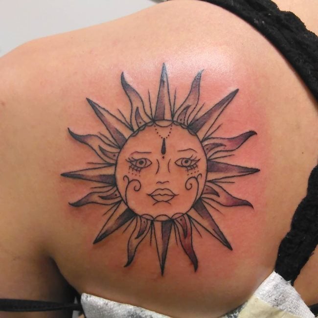 Que symbolise un tatoo de lune et de soleil?