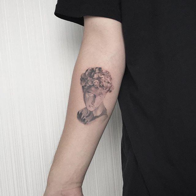tatouage bras homme 159
