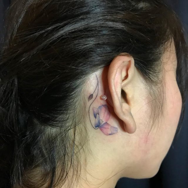 tatouage derriere oreille 105