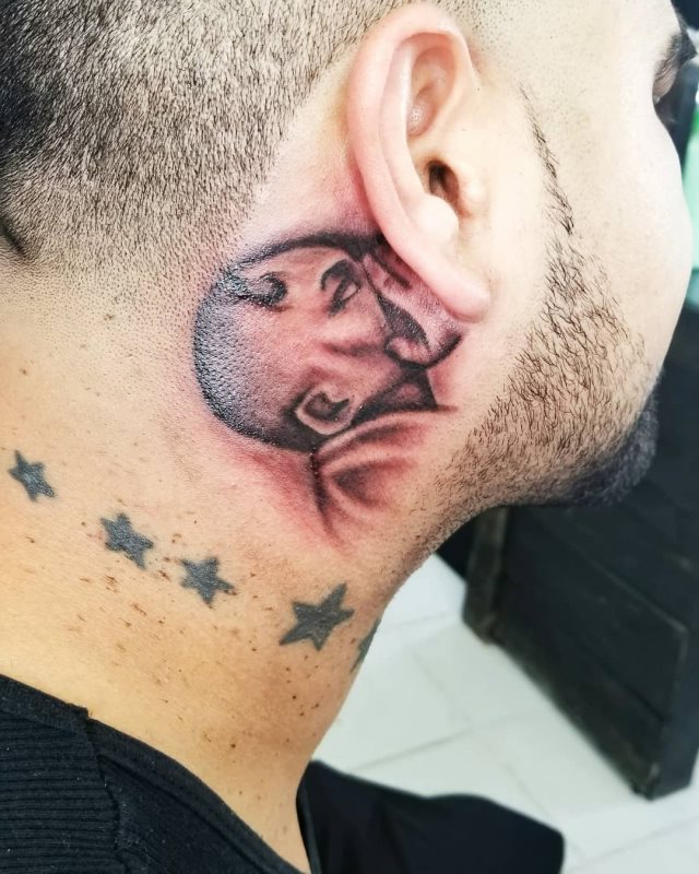 tatouage derriere oreille 67