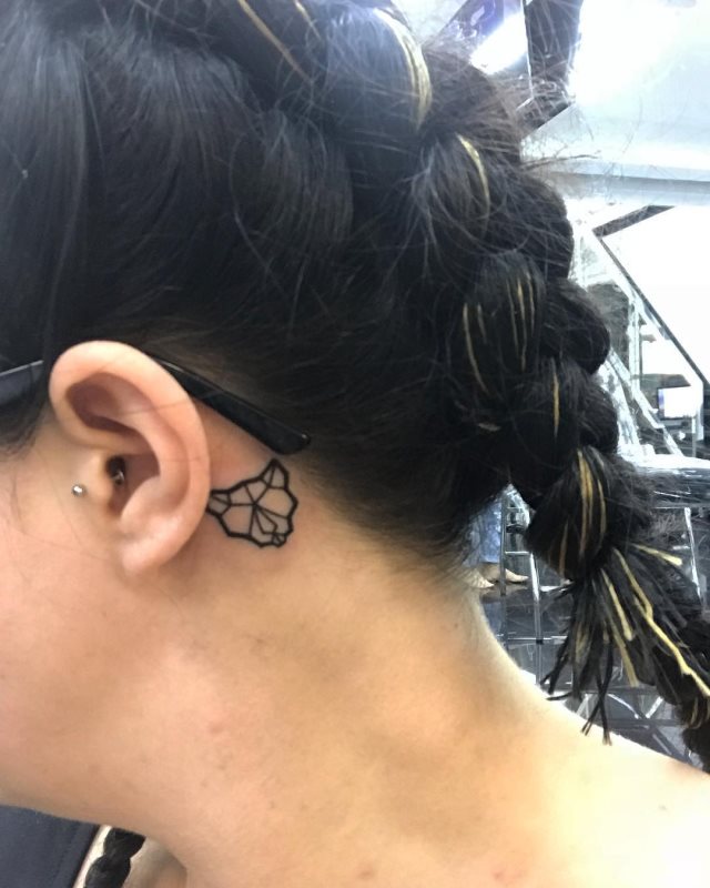tatouage derriere oreille 83