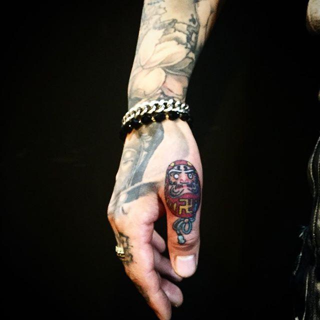 tatouage doigt 111